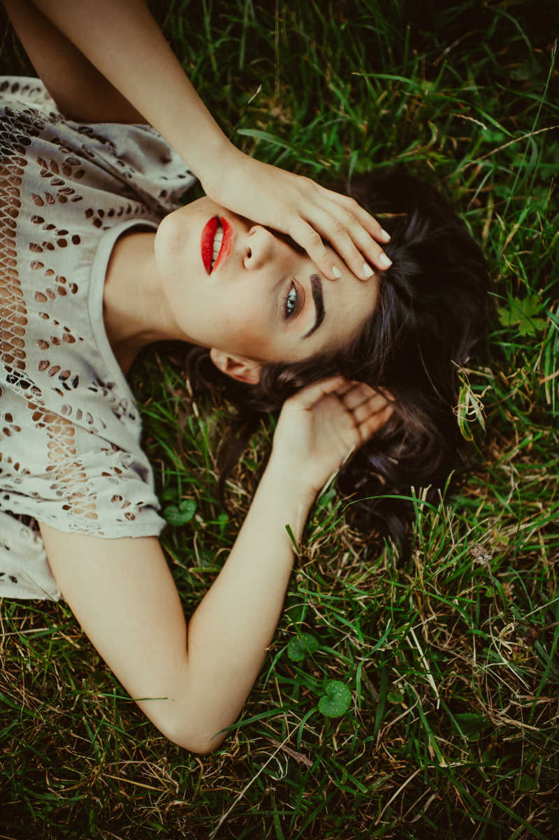 躺在干草里的美丽女孩