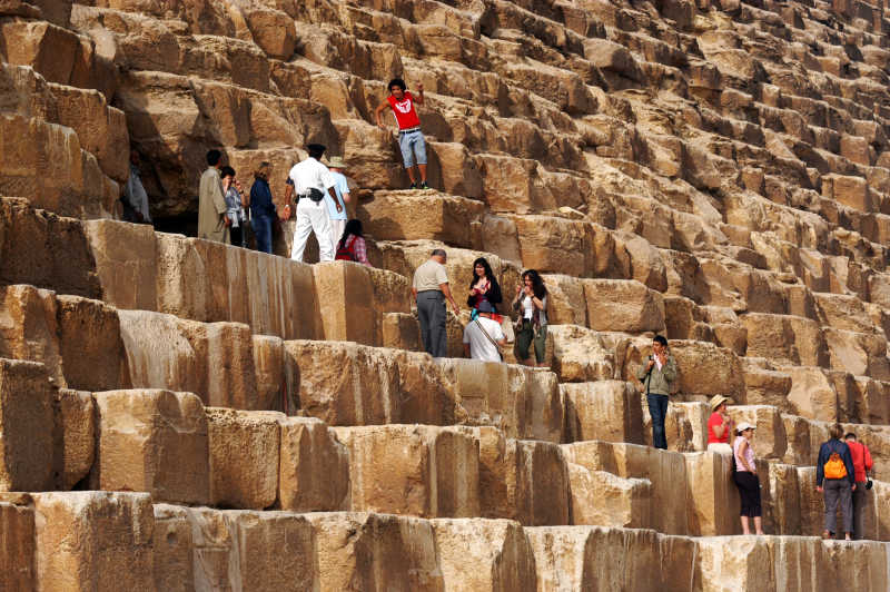 埃及金字塔和许多游客