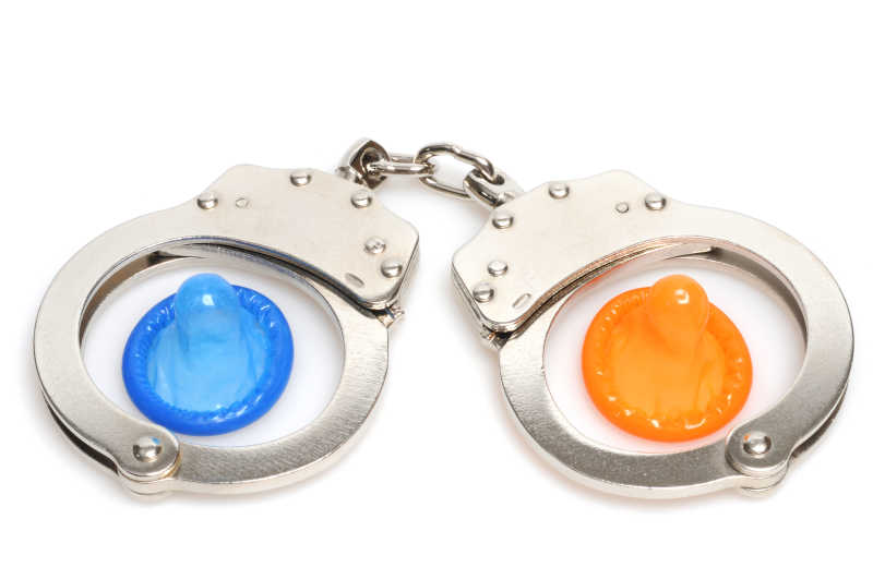 手铐内的避孕套