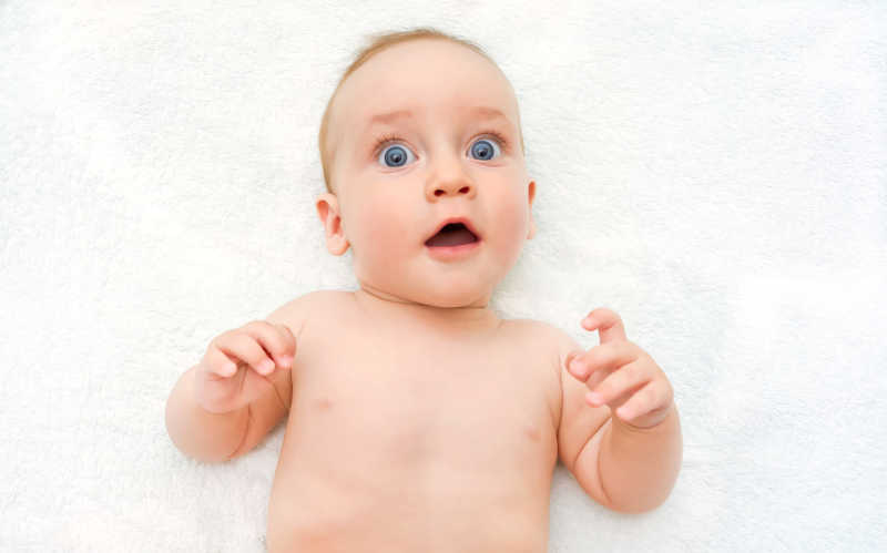 受惊的婴儿躺在地上