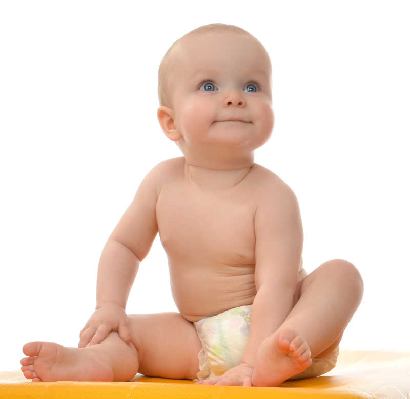 坐在地上微笑的婴儿