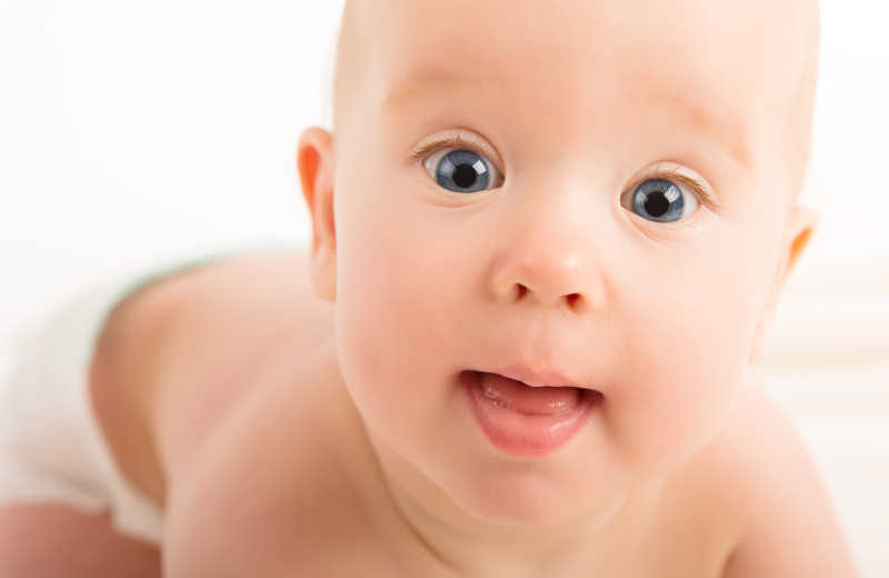 快乐的蓝眼睛婴儿