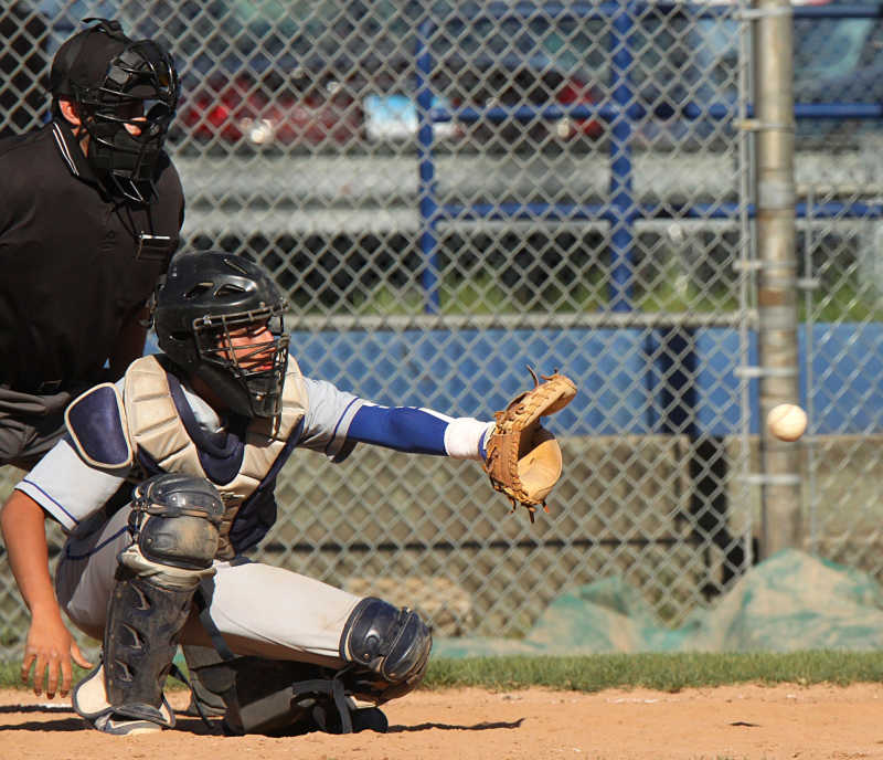 棒球捕手即将接住一个投球
