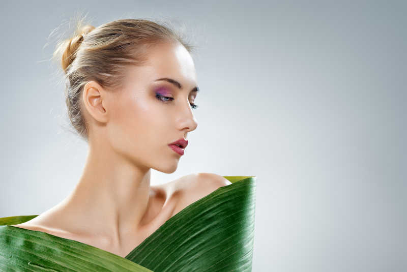 穿绿色叶子服装的女孩