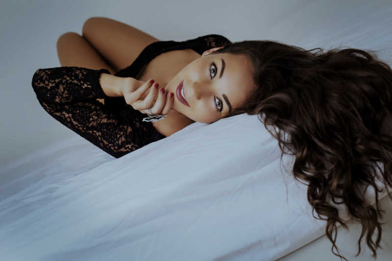 床上的长发美女