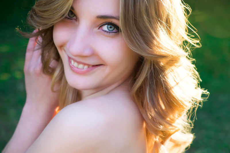 美丽的微笑女孩