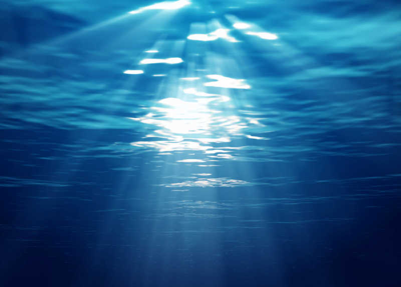 阳光透过水面洒下的光束