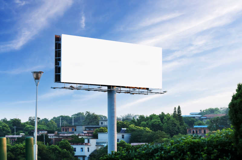 蓝天下的空白广告牌