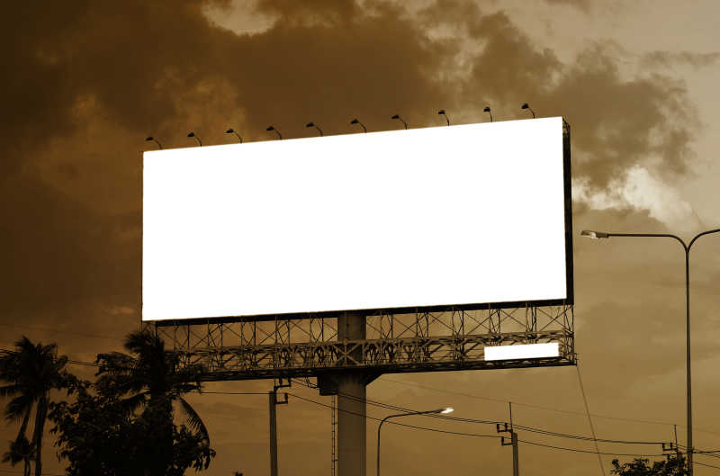阴暗天空下的广告牌