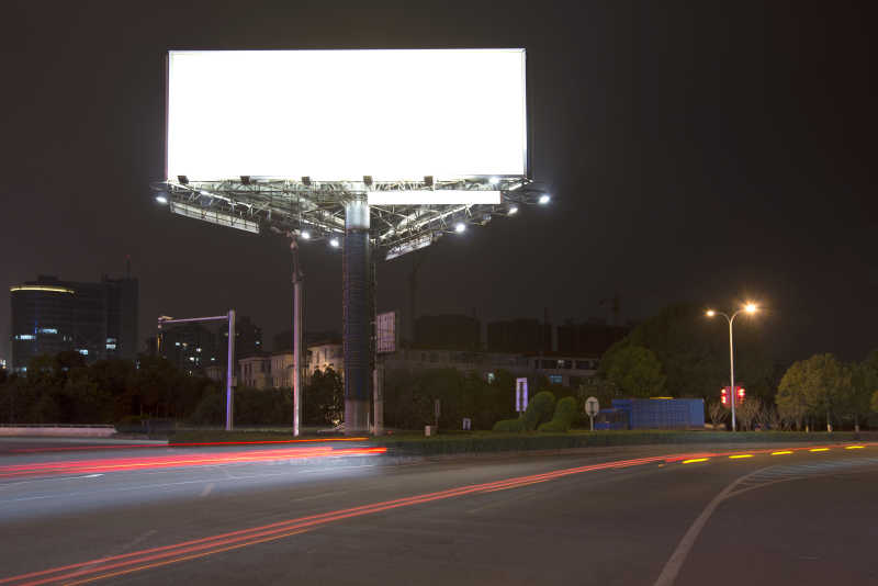 夜间路边的广告牌