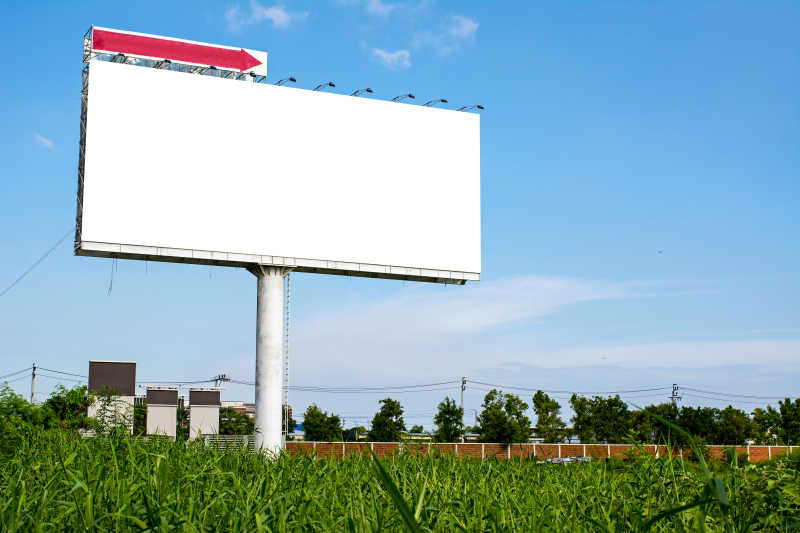 空白广告牌后面的男人用手撑着头