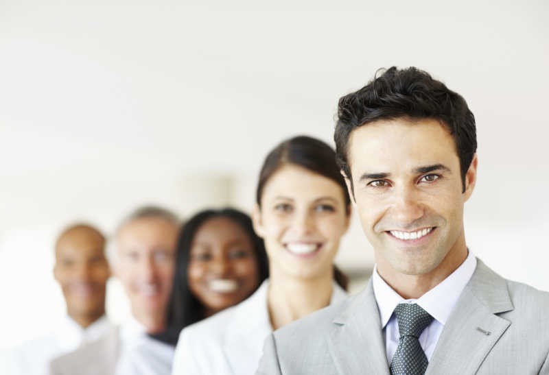 微笑的英俊的商人团队