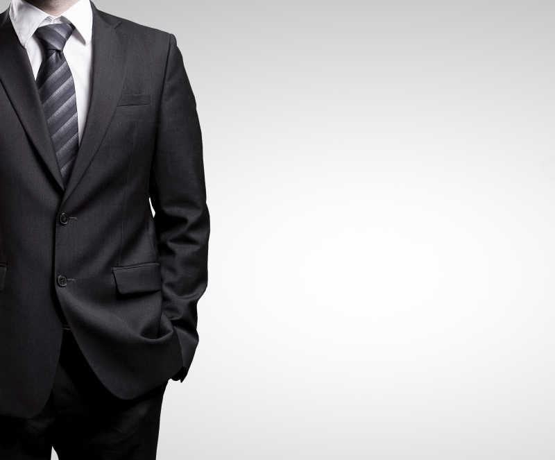 穿白底西装的男人