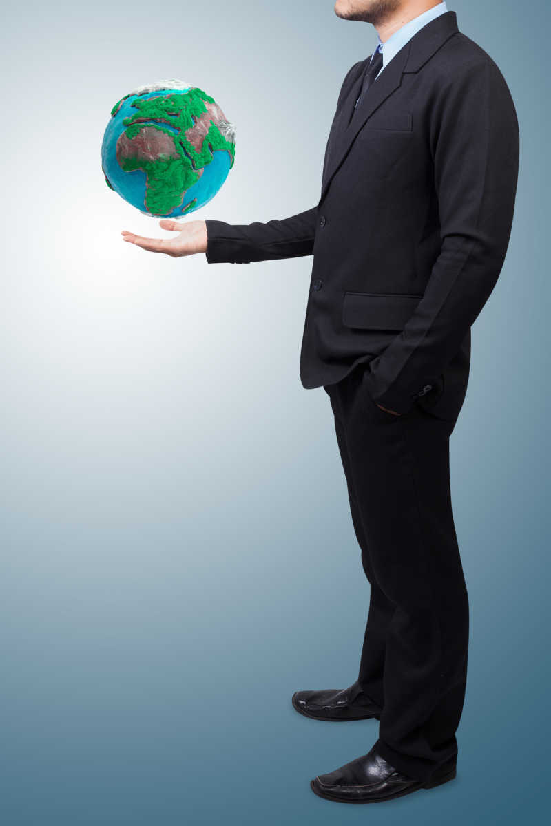 拿地球仪的一个商人