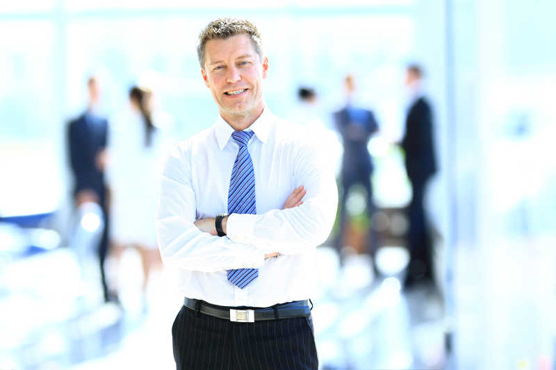 办公室里面带笑容的商人