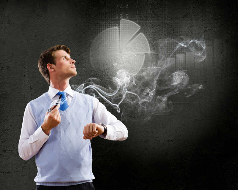 青年商人吸烟管与图表的背景图