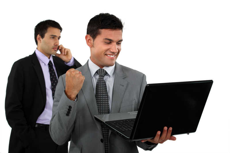 在打电话的商人和手拿笔记本的商人