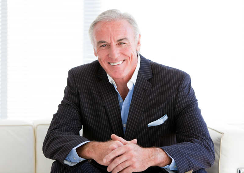 坐在办公室沙发上的商人