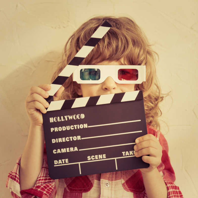 在手拿拍板的孩子