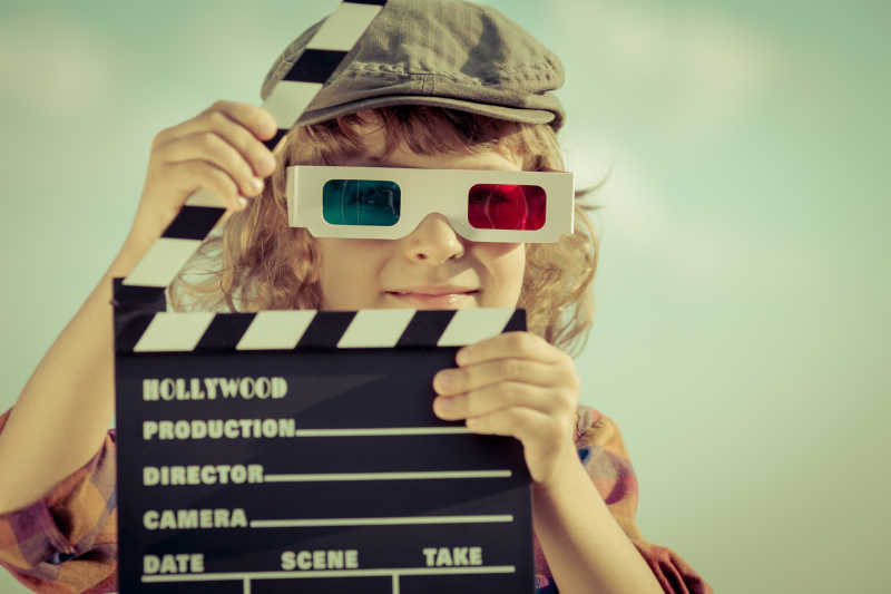 孩子拿着拍板拍摄3D电影