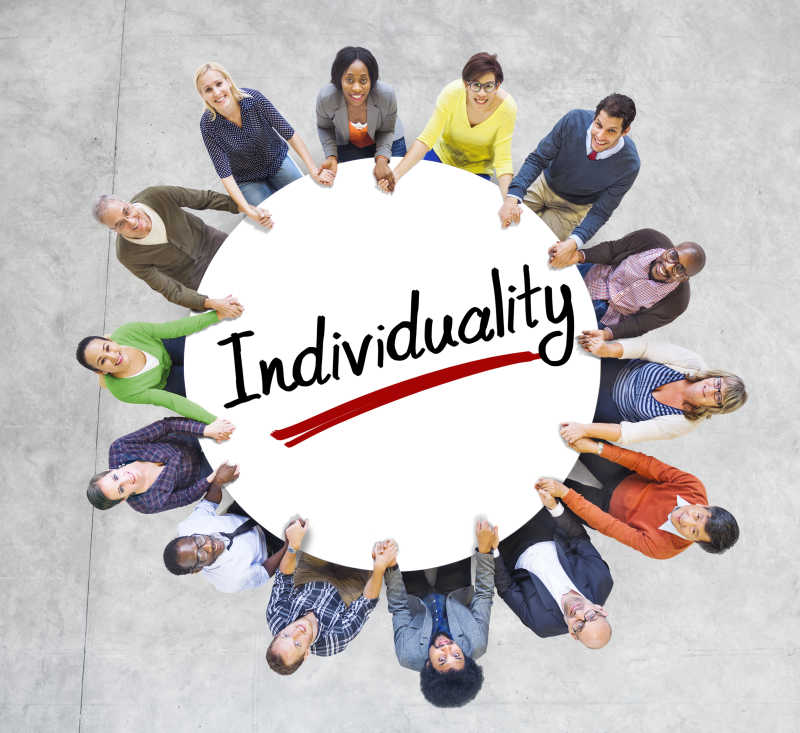 手拉者手围坐在一起的人传达对于个性的不同观念