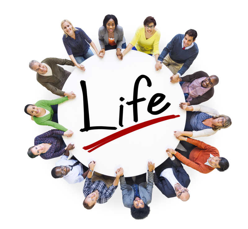 白色背景下一群手拉着手围绕着生活或人生观的鸟瞰人