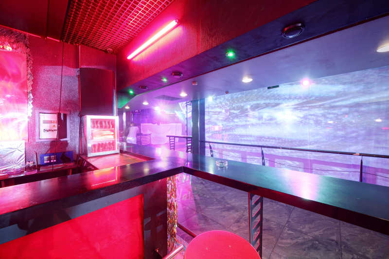 明亮灯光照耀下的欧式时尚夜总会