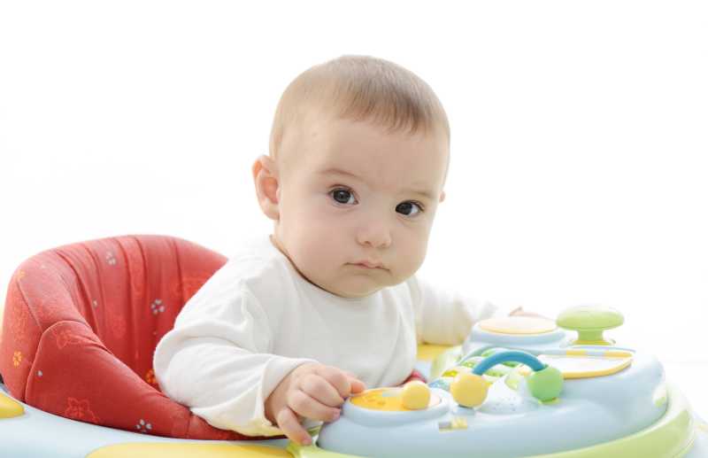 胖乎乎的婴儿在学步车里