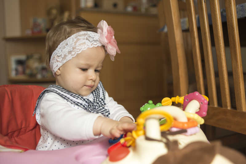 可爱的小女孩在学步车玩