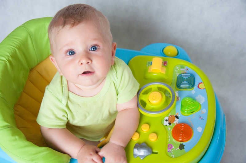 学步车里的小宝宝