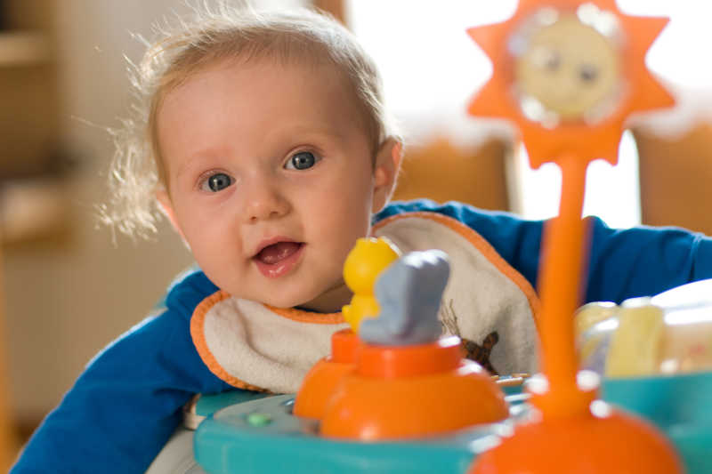 学步车里的小宝贝