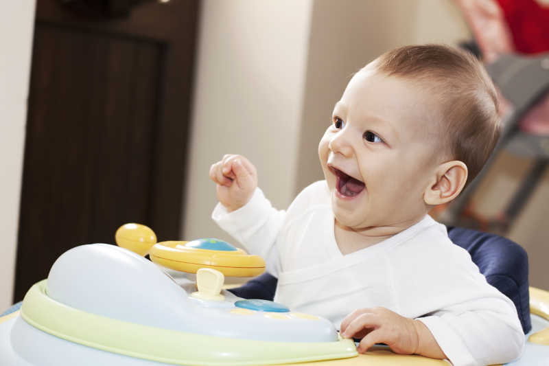 快乐宝贝在婴儿在学步车里