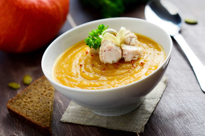 鲑鱼土豆和小米熬成的汤