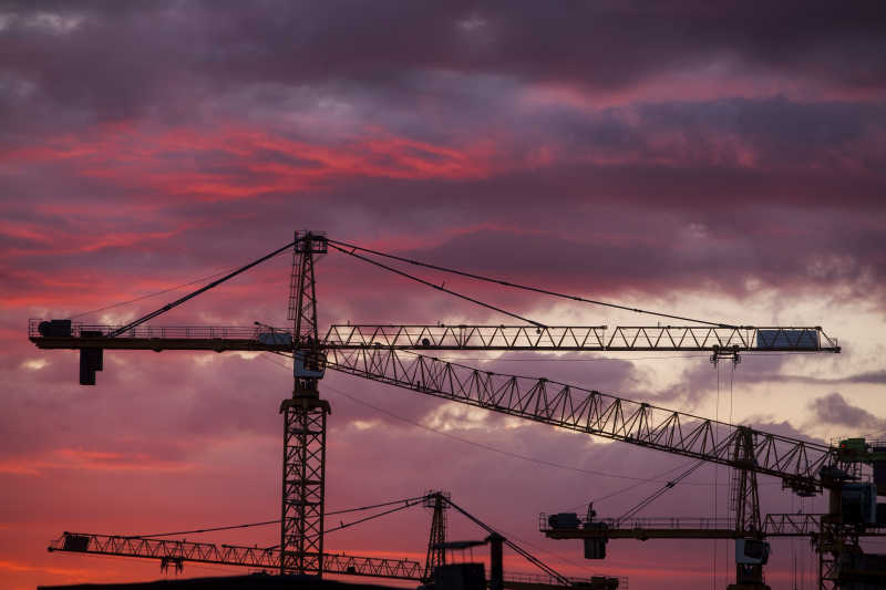 黄昏下施工的起重机