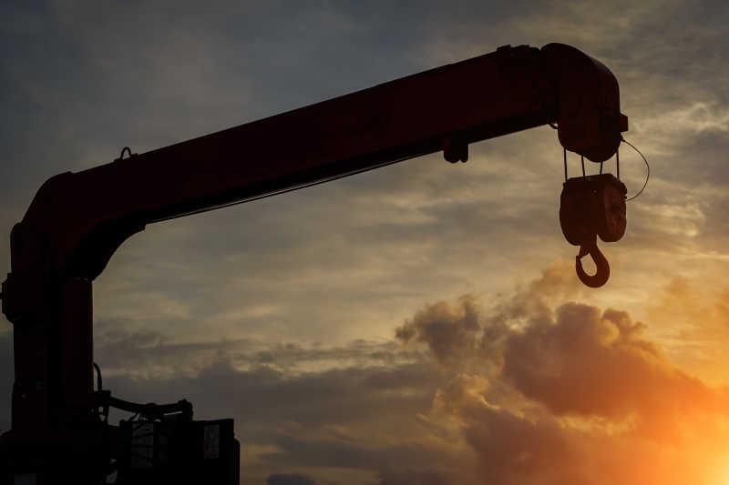 夕阳下的起重机剪影