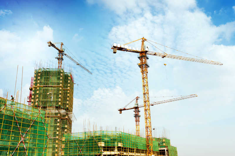 工地工人和起重机