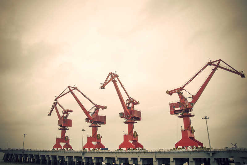 昏暗环境下的港口起重机