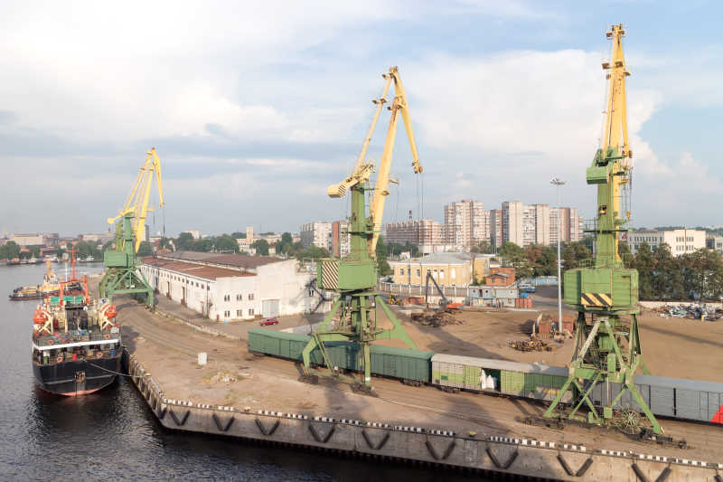 港口仓库的旧式起重机