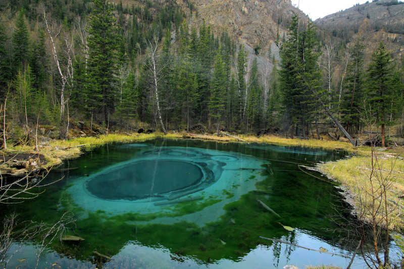 西伯利亚奇迹间歇泉湖