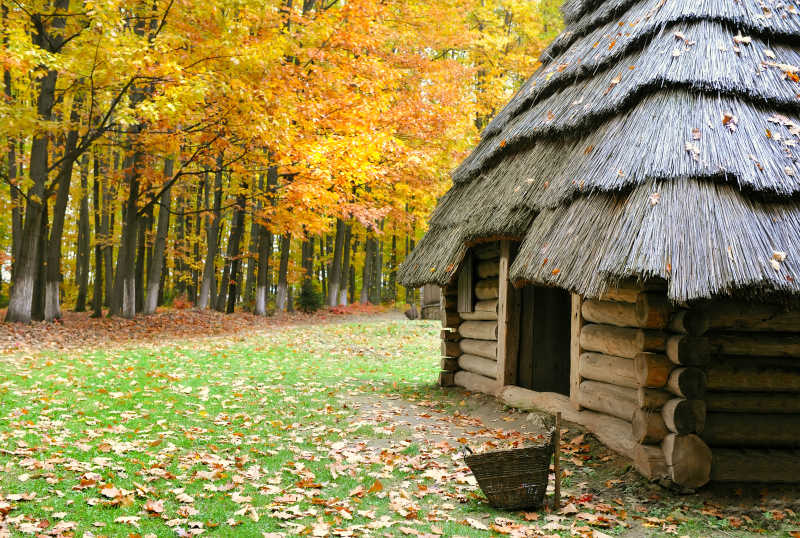 乌克兰带稻草屋顶的古代小屋