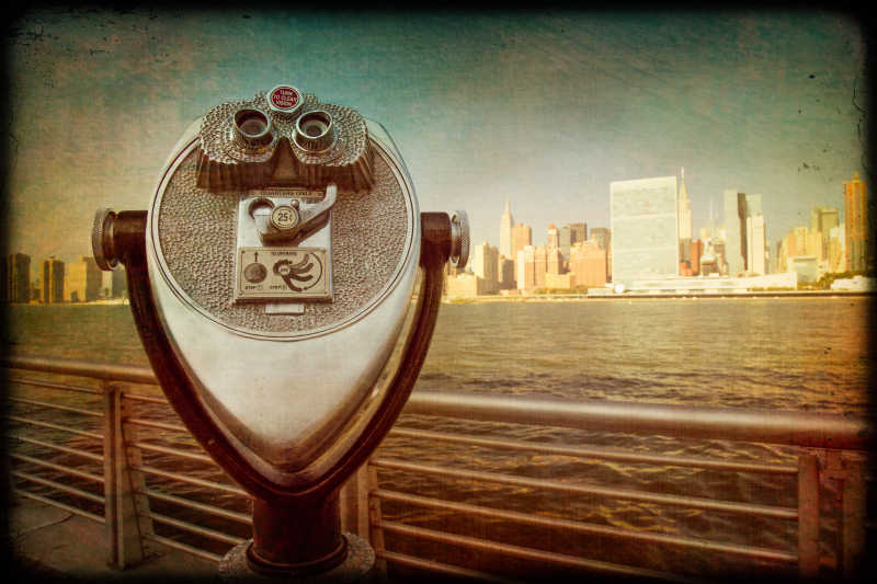 望远镜看纽约海港远方建筑的复古画面