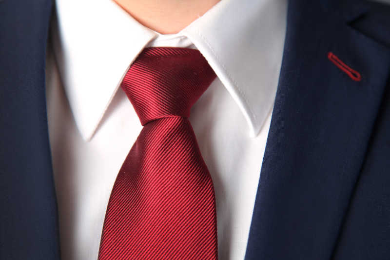 蓝色西装与红色领带的搭配