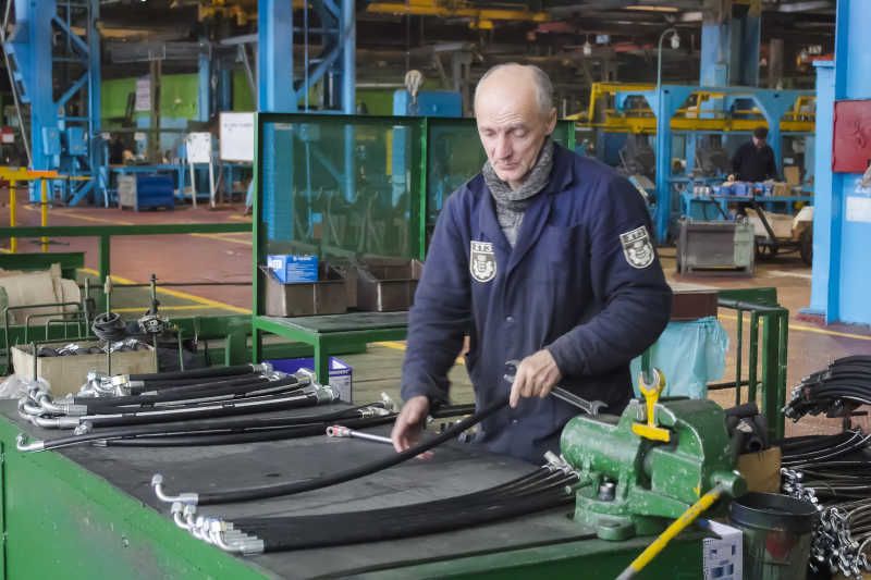 一名员工正在认真执行他的工作