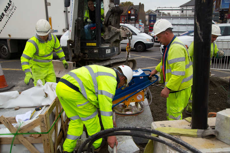 认真搬运石头的搬运工人