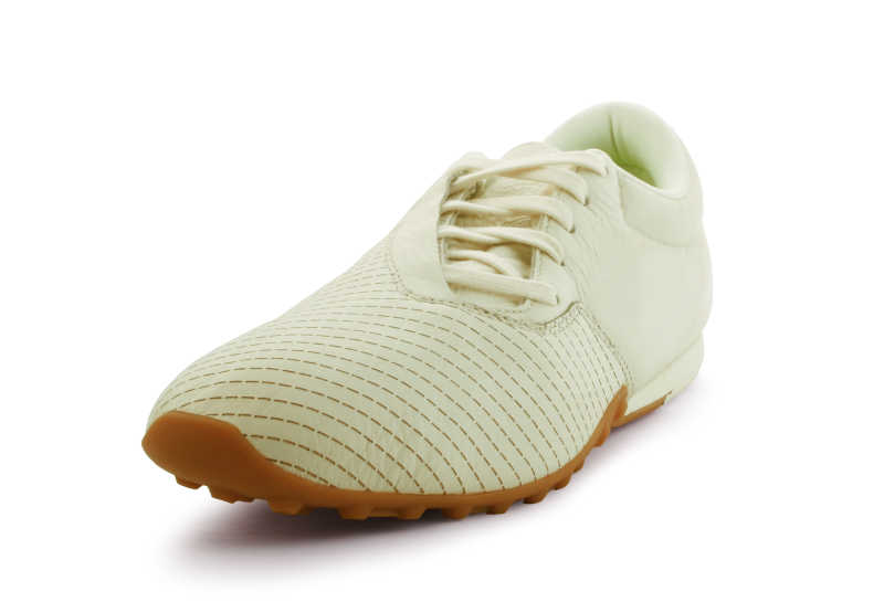 白色背景下的一只运动鞋