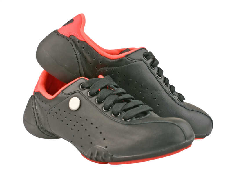 白色背景下的时尚运动鞋