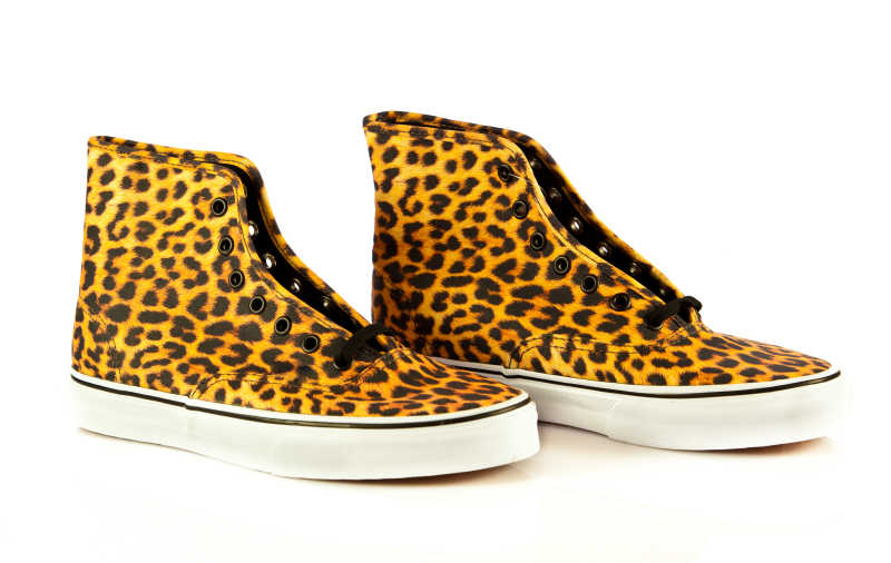 白色背景下豹纹运动鞋