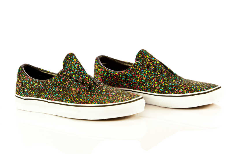 白色背景下的现代鞋