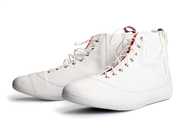 白色背景下的一双白色运动鞋