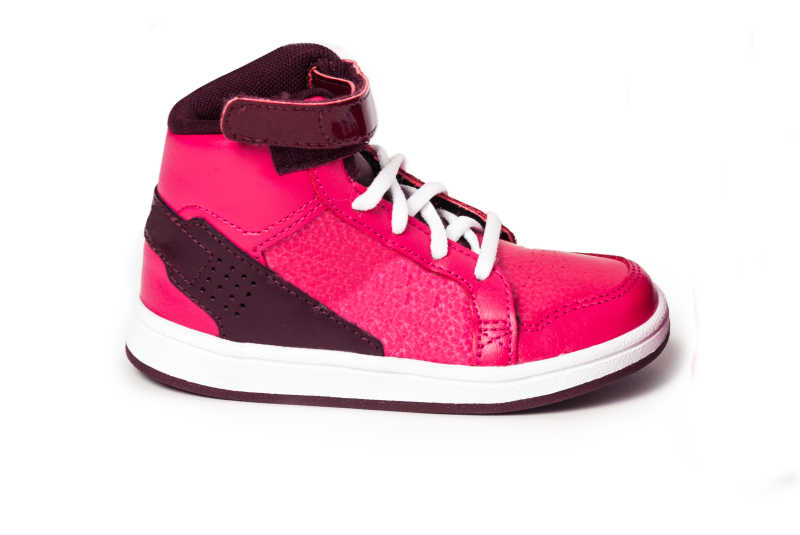 白色背景下的粉红色运动鞋